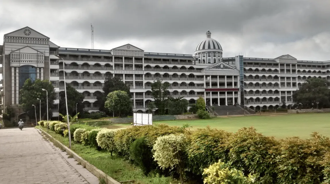 Campus - Photo 3