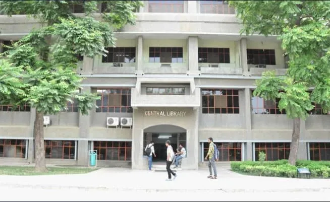 Lab, Library & academic facilities - Photo 4